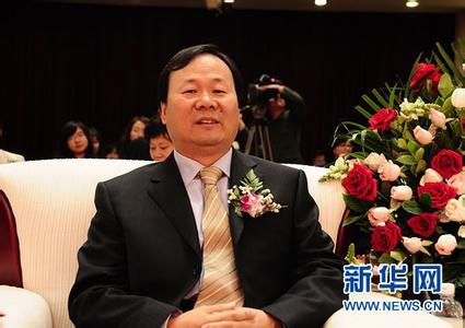 万峰空降新华保险 国寿前总裁面临多重挑战